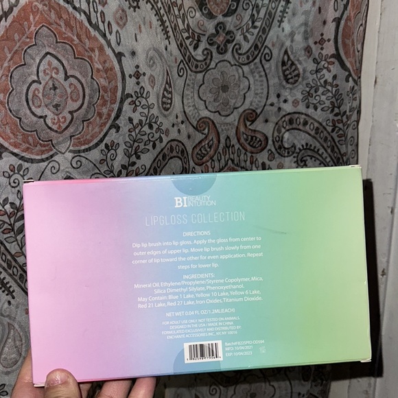 Glossy lips - Picture 2 of 2